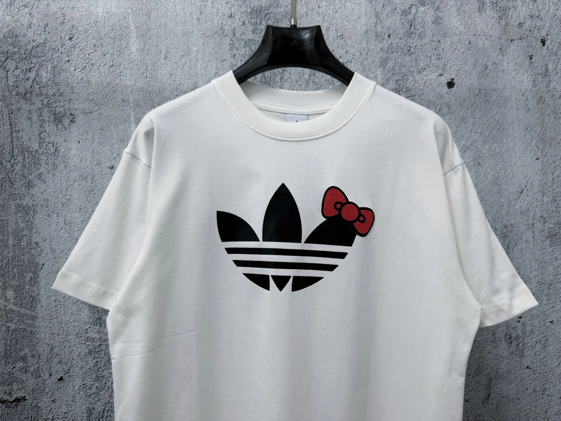 [Hellokitty Adidas] Adidas co-branded three-dimensional foam bow printed short-sleeved round-neck T-shirt. 280 grams of pure cotton double-sand fabric. Original original label. Can be worn up to 200 pounds. All fabrics have been shrunk in advance. Quality. What you see is what you get. The version will not change after washing. Distinguish the market. Part of the disposable clothes. The three-label packaging is complete and the original version is restored. Customized for men and women. Same Style Versatile comparison. Classic Size: Xs-L